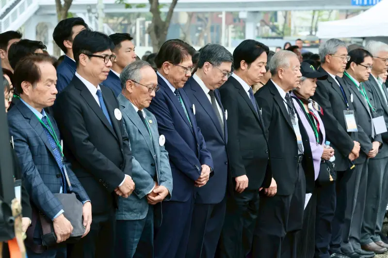▲紀念儀式一開始，總統賴清德率眾人向二二八英靈致敬。（圖／高市府提供）