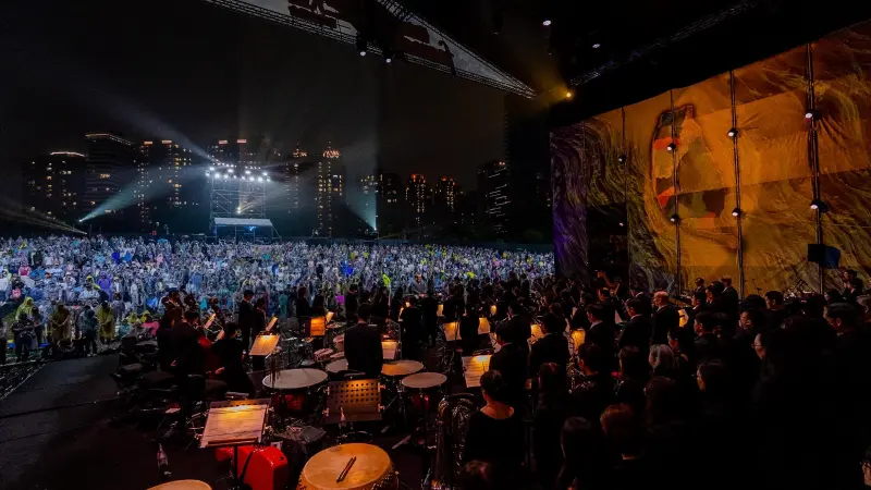 ▲ 《佇在我心FORMOSA》二二八紀念草地音樂會微雨中高美館草坡登場。（圖／高雄春天藝術節、財團法人高雄市愛樂文化藝術基金會提供）