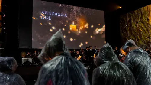 ▲ 《佇在我心FORMOSA》二二八紀念草地音樂會微雨中高美館草坡登場。（圖／高雄春天藝術節、財團法人高雄市愛樂文化藝術基金會提供）