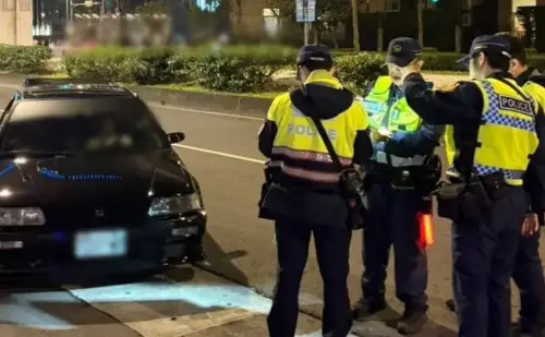 ▲王陽明與韓哥南港辦車聚，逾千人與百輛名車湧入，未申請致交通壅塞與噪音擾民，警方到場取締53件違規。（圖／翻攝畫面）