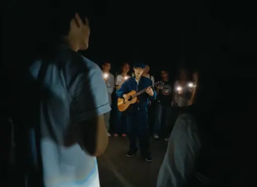 ▲方大同被人群包圍，站在路中間自彈自唱。（圖／Khalil Fong 方大同YouTube）