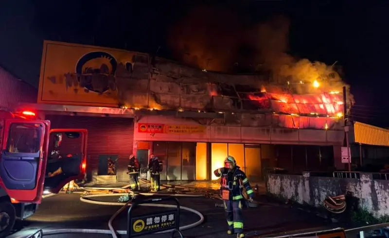 ▲新北市汐止「皇兒小舖」昨日深夜發生大火，消防局獲報後派出51車共91人到場處理，現場濃煙沖天，今日凌晨負責人也沉痛發聲，強調會振作。（圖／翻攝畫面）