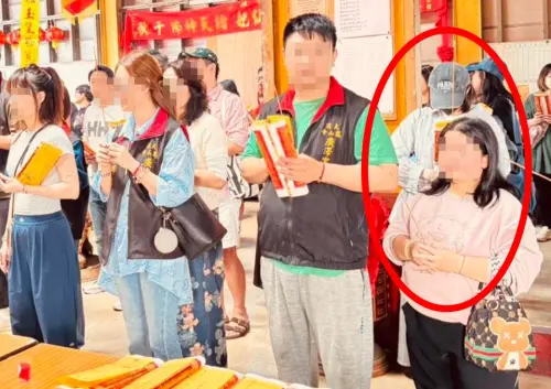 ▲粿粿（右上）與王子保持一段距離，站在最邊邊，戴著帽子、口罩低頭拜拜。（圖／大溪鳳山寺廣澤宮臉書粉專）