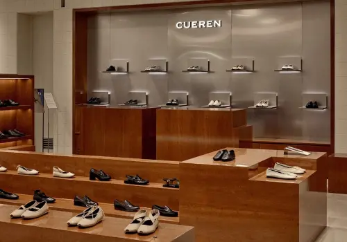 ▲有民眾推薦韓國鞋子品牌「CUEREN（쿠에른）」，坦言穿上新鞋走2萬步也不會腳痛。（圖／CUEREN臉書）