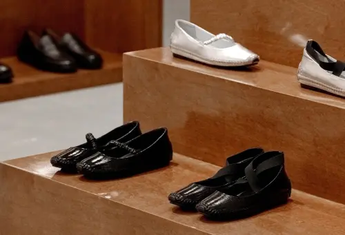 ▲CUEREN鞋款多樣，熱門款式平底鞋、樂福鞋、芭蕾鞋及涼鞋均廣受好評，一雙價格約從10萬韓元（約合台幣2千4百元）起跳，在手工真皮鞋界中較親民。（圖／CUEREN臉書）