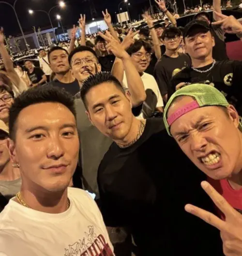 ▲王陽明（最前排左一），前年參加在南投的車聚，當時並非主辦人，可是228連假自己號召車聚，一樣受到民眾抱怨，接到警方開出的罰單。（圖／摘自 IG@kannilaoshi）