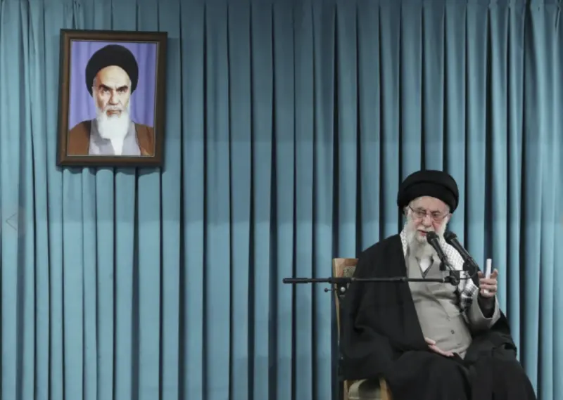 ▲ 伊朗最高領袖哈米尼自1989年接掌政權，將伊斯蘭革命衛隊打造為國家權力核心，其強硬的反美意志影響中東局勢長達36年。（圖／美聯社／達志影像）