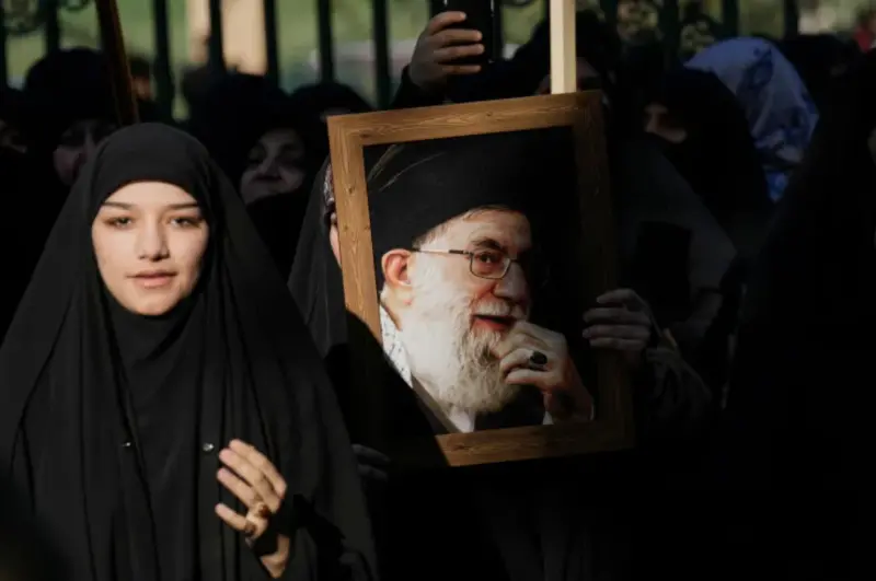 ▲哈米尼晚年面臨國內經濟崩潰與「頭巾革命」等大規模抗爭,2025年美以聯軍的大規模軍事行動更徹底瓦解其一手建立的「反抗之弧」。(圖/美聯社/達志影像)