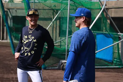 ▲中華隊今(1)日首度踏上宮崎SOKKEN球場練球，陣中牛棚大將張奕(圖)特地趁空檔與同場地春訓的前東家歐力士老戰友們熱情相見歡，場面相當溫馨。（圖／記者葉政勳攝）