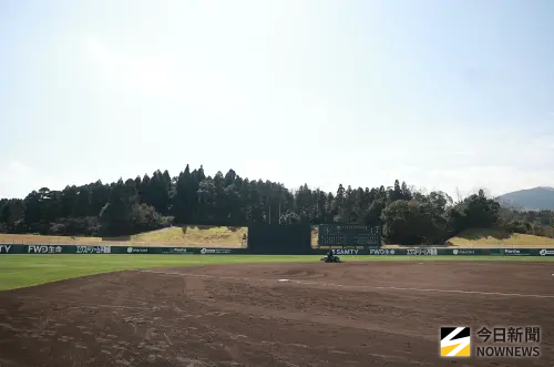 ▲「費仔」費爾柴德（Stuart Fairchild）展現打擊爆發力，揮棒直接擊中宮崎SOKKEN球場中右外野的計分板。（圖／記者葉政勳攝,2026.3.1）