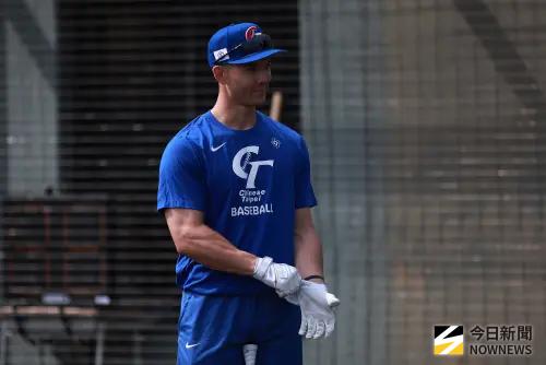 經典賽直擊／「費仔」揮棒爆發力超驚人！直接將球擊向外野計分板