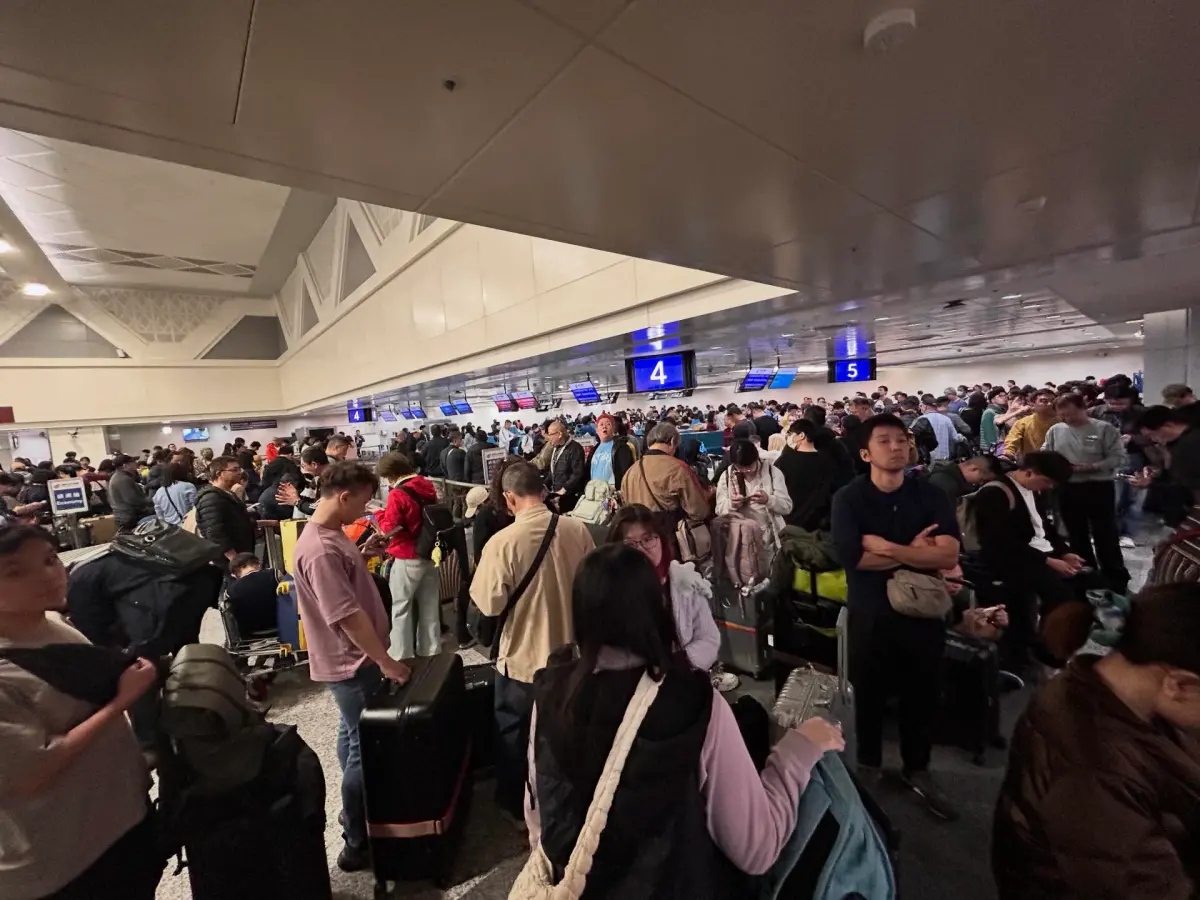 ▲▲桃園機場第一、二航廈今（1）日發生報到系統當機事故，櫃檯前旅客大排長龍。桃園機場將與日本合作實施「日本入境事先確認」作業。桃機示意圖。（民眾「annn_2024」授權提供）