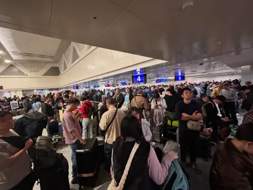 桃機大當機！旅客櫃檯大排長龍　機場公司：11時15分恢復