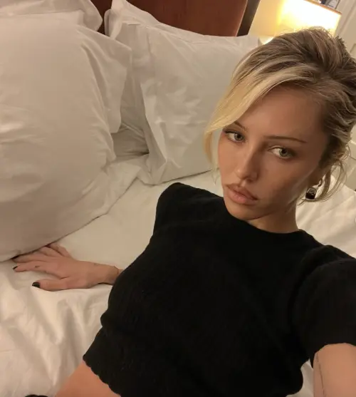 ▲27歲的狄萊拉被好萊塢巨星看上，她本身是星二代出身的模特兒，對於紅牌藝人的私下模樣，早就見識過不少。（圖／摘自 IG@delilahbelle）