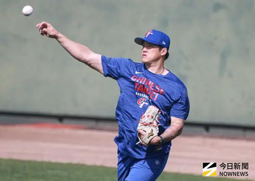 ▲WBC經典賽中華隊宮崎練習日，投手莊陳仲敖進行傳接球練習。（圖／記者葉政勳攝 ,2026.03.01）