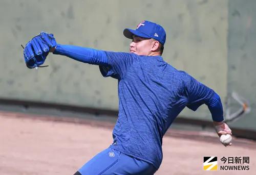 ▲WBC經典賽中華隊宮崎練習日，投手曾峻岳進行傳接球練習。（圖／記者葉政勳攝 ,2026.03.01）