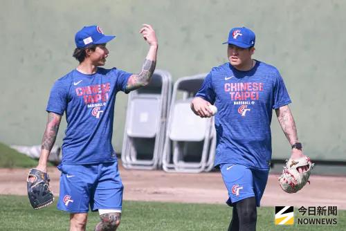 ▲WBC經典賽中華隊宮崎練習日，投手林昱珉（左）、莊陳仲敖（右）進行傳接球練習。（圖／記者葉政勳攝 ,2026.03.01）