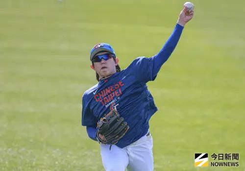 ▲WBC經典賽中華隊宮崎練習日，投手陳冠宇進行傳接球練習。（圖／記者葉政勳攝 ,2026.03.01）