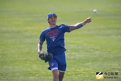 ▲WBC經典賽中華隊宮崎練習日，投手林昱珉進行傳接球練習。（圖／記者葉政勳攝 ,2026.03.01）