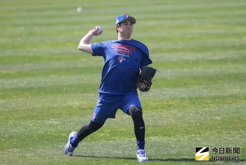 ▲WBC經典賽中華隊宮崎練習日，投手張峻瑋進行傳接球練習。（圖／記者葉政勳攝 ,2026.03.01）