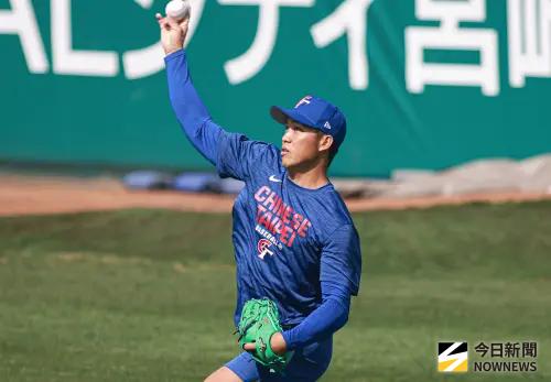 ▲WBC經典賽中華隊宮崎練習日，投手林詩翔進行傳接球練習。（圖／記者葉政勳攝 ,2026.03.01）