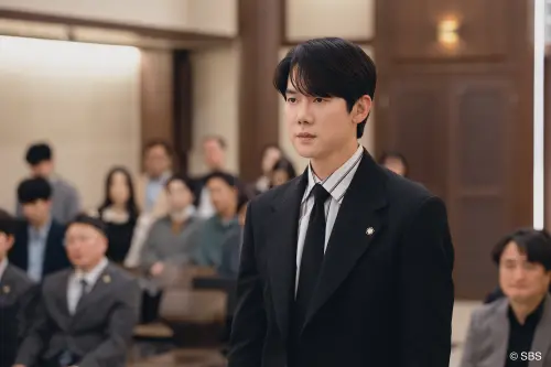 ▲《神與律師事務所》柳演錫在法庭上因「附身」化身為不同人物。 （圖／Hami Video提供）