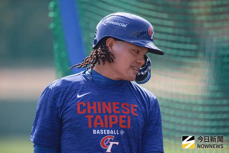 ▲經過教練團多方考量，原本設定扛下第2棒的「台灣戰神」張育成(圖)在今日熱身賽重返傳統第4棒，期盼極大化得點圈的攻擊火力。（圖／記者葉政勳攝 ,2026.03.01）