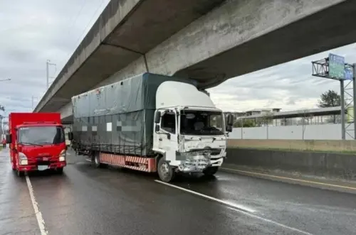 ▲1日桃園楊梅路口自小客左轉遭大貨車攔腰撞，一家三口釀2死1命危，雙方酒測為0，肇事原因仍待警方調查釐清。（圖／楊梅警分局提供）