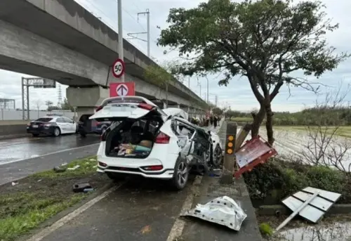 ▲1日桃園楊梅路口自小客左轉遭大貨車攔腰撞，一家三口釀2死1命危，雙方酒測為0，肇事原因仍待警方調查釐清。（圖／楊梅警分局提供）