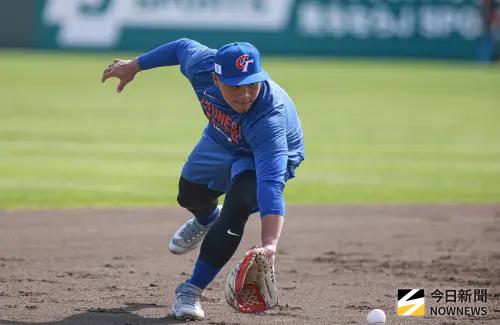 ▲教練團在打線上選擇提前亮牌，旅美重砲李灝宇被定調鎮守二壘，確立美式二遊防線，更讓內野調度充滿靈活彈性。（圖／記者葉政勳攝 ,2026.03.01）