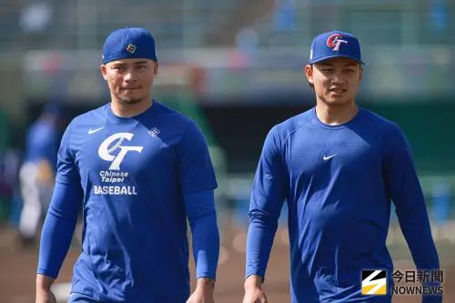 ▲WBC經典賽中華隊宮崎練習日，投手林凱威（左）、徐若熙（右）進行熱身練習。（圖／記者葉政勳攝 ,2026.03.01）