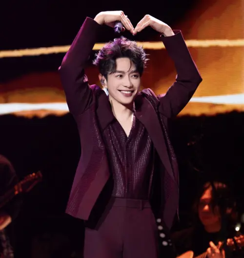 ▲張棟樑穿上紅色衣服和現場粉絲拜年。（圖／張棟樑「第二十一個故事」巡演官方 提供）