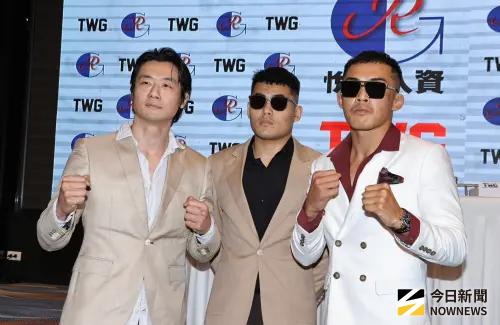 ▲「燒打雞」韓森（右）與鬥天王金鋼刀（左）將以「合約戰」形式正面對決，花費超過8位數舉辦比賽。（圖／記者王意馨攝影）