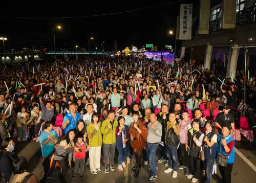 ▲「 哩馬來水里宵」晚會登場，大咖藝人結合創意燈會吸引如潮鄉親與遊客湧入觀賞，打造水里最具代表性的元宵夜盛典。（圖／水里鄉公所提供）