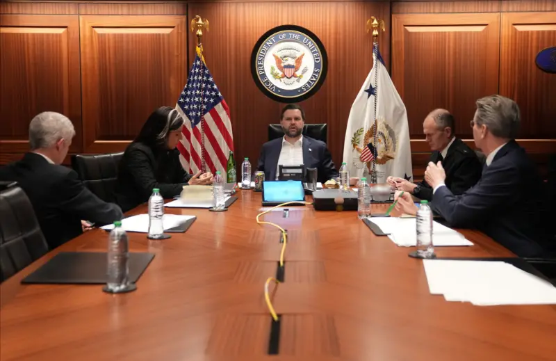 ▲美國與以色列對伊朗發動軍事行動,副總統范斯在白宮戰情室與官員召開會議。(圖/翻攝自白宮X)