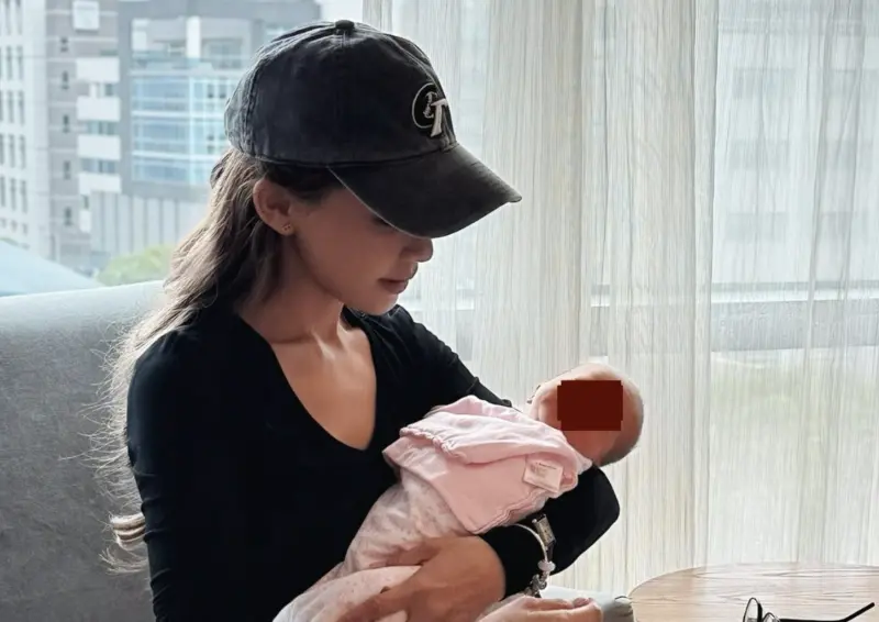 ▲吳婉君突曬抱娃照！驚吐剛做完月子把粉絲嚇壞，懷疑她之前偷偷去生產，她後來揭露真相，結局大反轉，大家才鬆了口氣。（圖／摘自 吳婉君 Cocoo Wu  FB）