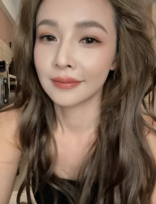 ▲吳婉君「結束孽緣」後，改以長捲髮的造型出現，粉絲依舊覺得超迷人。（圖／摘自 吳婉君 Cocoo Wu FB）