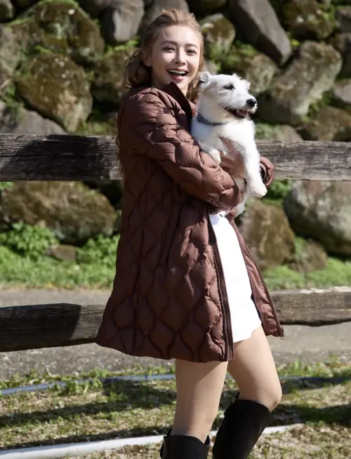 ▲吳婉君抱狗的姿勢也很熟練，同樣充滿母愛。（圖／摘自 吳婉君 Cocoo Wu FB）