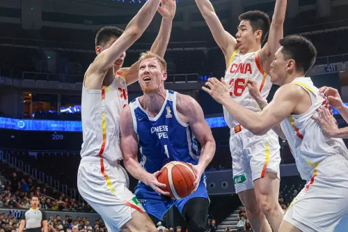 ▲高柏鎧在內線長人林防守下得到19分11籃板。（圖／中華籃協提供）