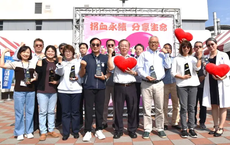 ▲經濟部產業園區管理局高屏分局與園區14家企業廠商共同舉辦公益捐血活動，由高屏分局秘書林崑木頒發感謝獎盃給各協辦單位，以感謝各參與單位的大力支持。(圖／產業園區管理局高屏分局提供)