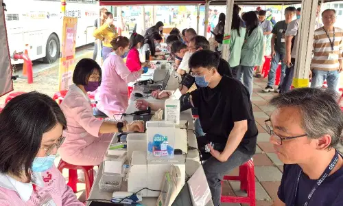 ▲產業園區管理局高屏分局與園區14家企業廠商共同舉辦公益捐血活動，吸引區內企業員工踴躍捐血。(圖／產業園區管理局高屏分局提供)