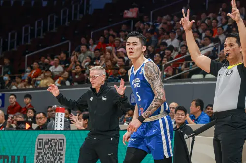 ▲李亦伸分析遭到逆轉的兩大原因：第一，中國隊在決勝時刻成功控制住了失誤；第二，對手在這段時間籃下以及外線的穩定性表現得比中華隊更好，進而促成了第四節的大反撲。（圖／中華籃協提供）