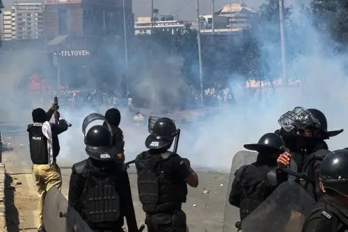 爆衝突釀9死！巴基斯坦500名「哈米尼支持者」怒衝美國領事館