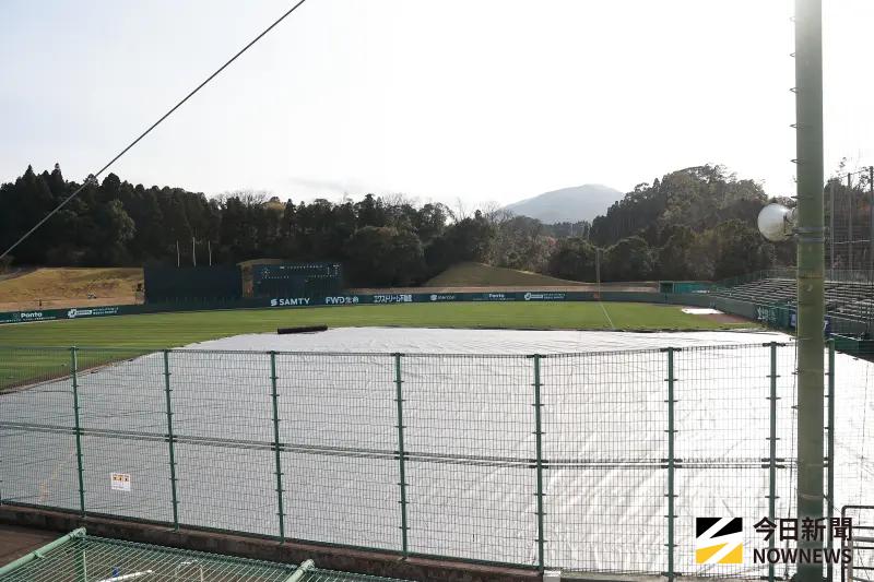 ▲經典賽中華隊明日進行官辦熱身賽，由於明日高機率降雨，中華隊離場後，大會立刻出動大帆布。（圖／記者葉政勳攝,2026.3.1）