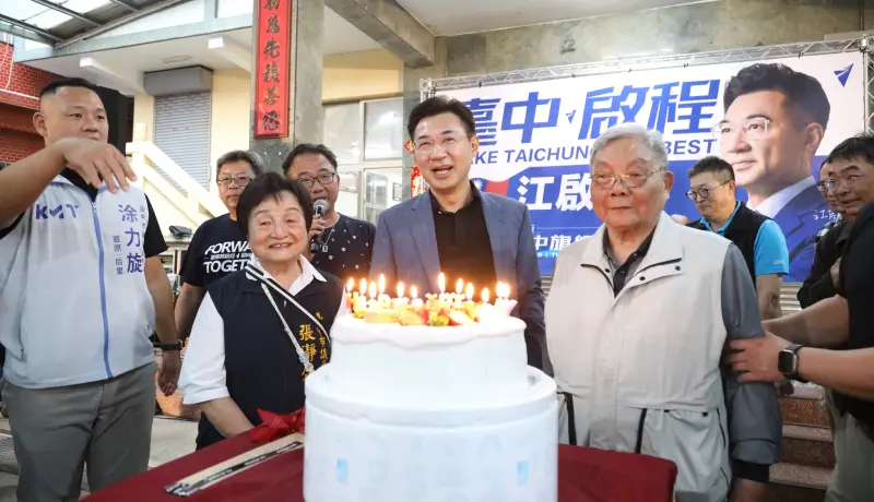    ▲江啟臣的國中導師與同學提前為他慶生。（圖／江啟臣提供，2026.03.01）  