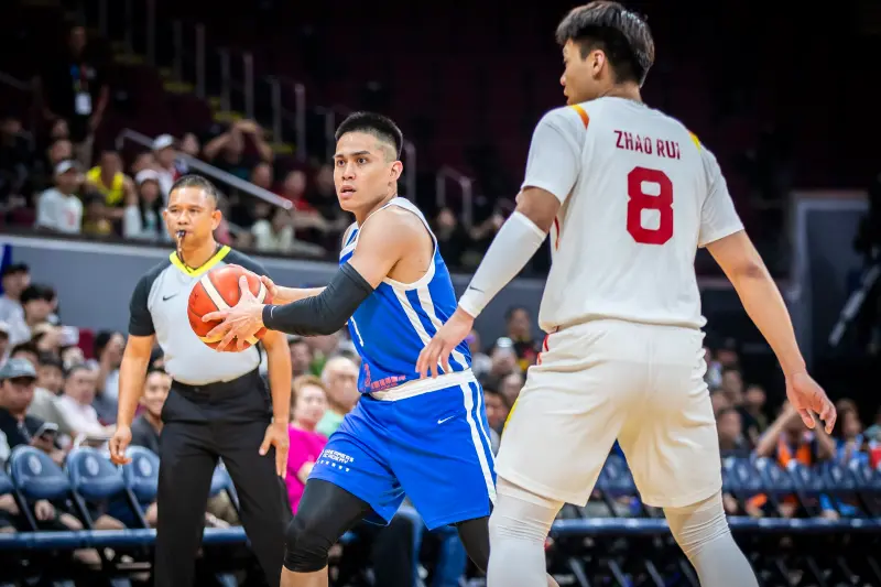 ▲中國男籃在一度落後達 11 分的劣勢下，末節頂住中華隊「CBA 三少」的強力衝擊，最終以 100：93 驚險逆轉。賽後，中國隊總教練郭士強對昔日子弟兵陳盈駿的表現給予高度評價。（圖／取自FIBA官網）