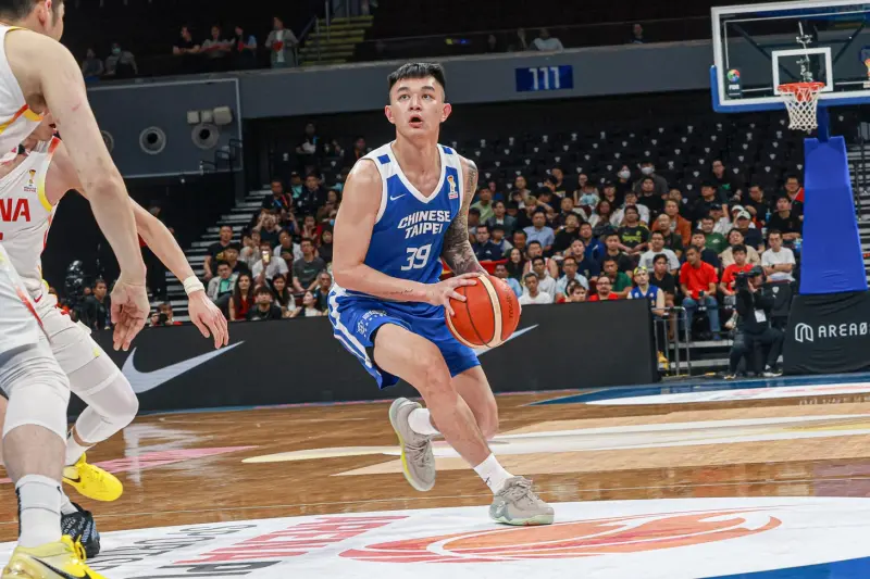 ▲中華男籃今天差一點點創造最大驚奇，終場前1分42秒中華vs.大陸打成93：93平手，大陸後衛趙睿三罰中二，大陸取得95：93兩分領先，可惜接下來中華隊由射手盧峻翔操刀，兩次急攻都失手，最終中華93：100被大陸男籃逆轉。（圖／中華籃協提供）