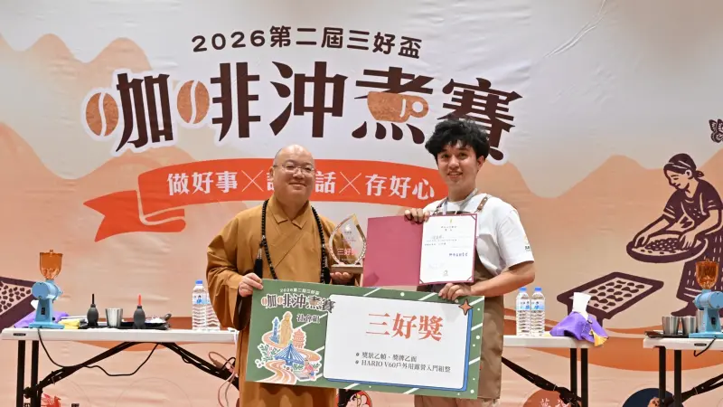 ▲佛光山住持心保和尚頒獎給社會組「三好獎」得主歐翼瑋。