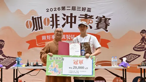 ▲法寶堂堂主慧屏法師頒獎給社會組冠軍吳天騰。（圖／佛光山提供）