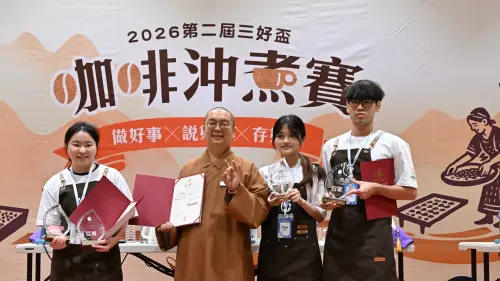 ▲慧屏法師與學生組前三名得獎者合影。（圖／佛光山提供）